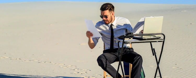 Placeholder for Man op laptop in de woestijn