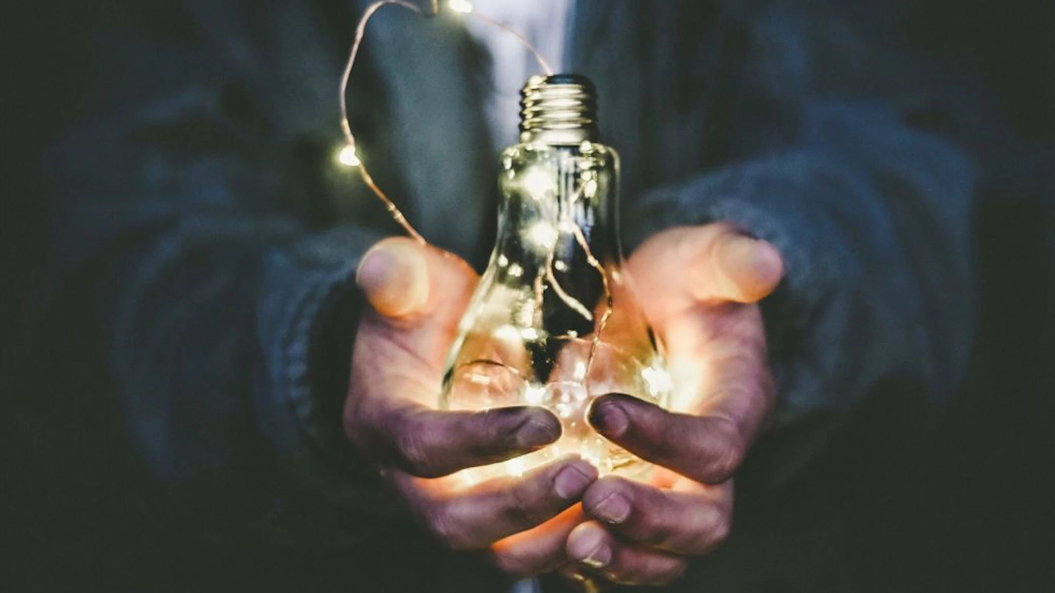 Gloeilamp in hand