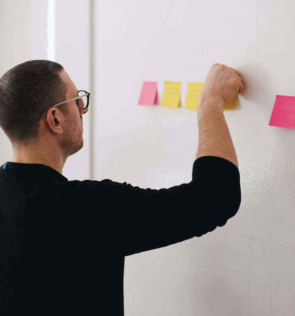 Placeholder for Man plakt post-its