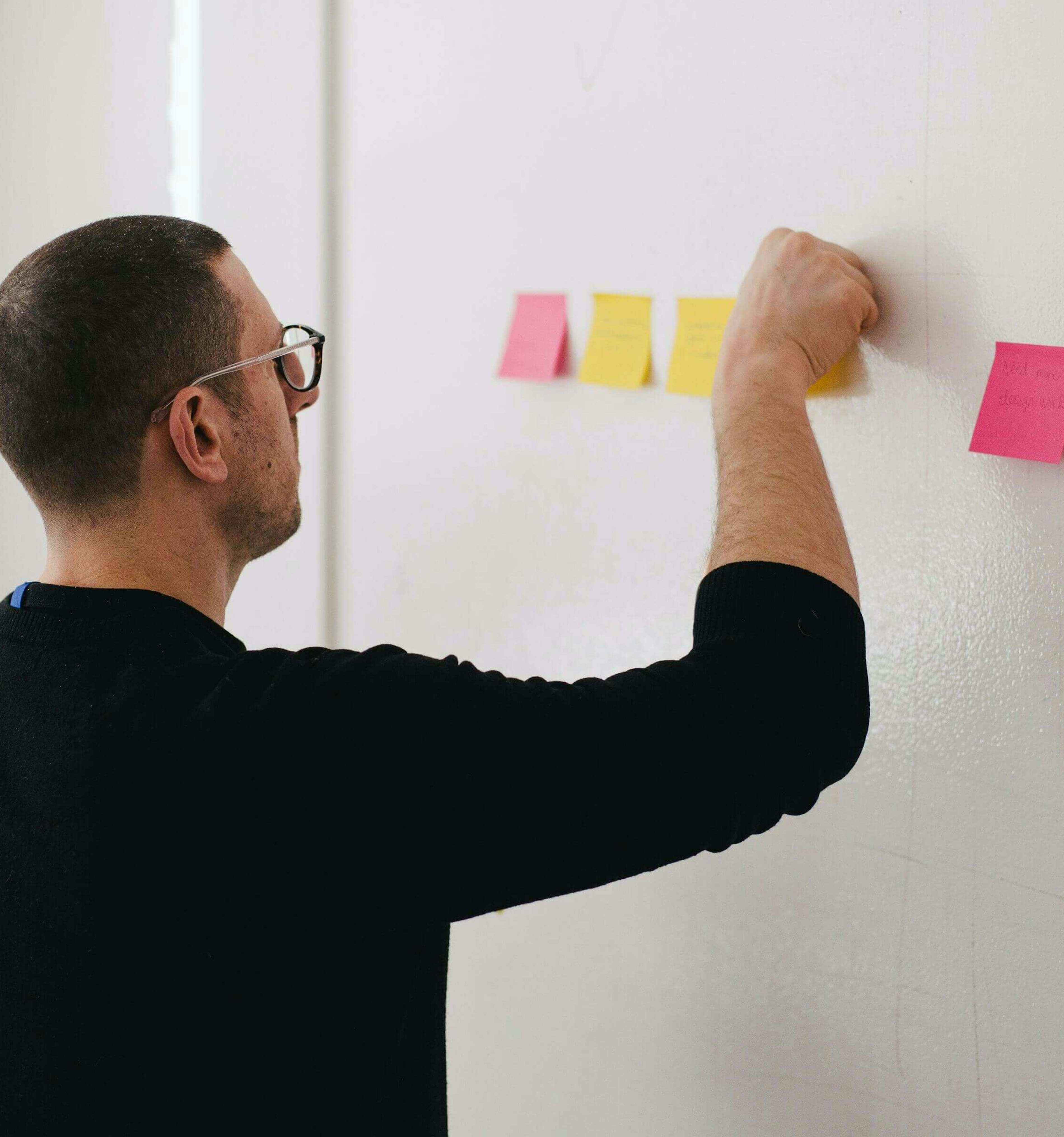Man plakt post-its