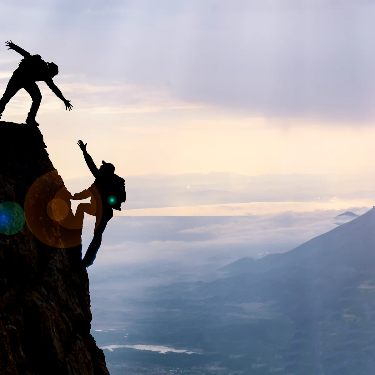 Mannen beklimmen rots