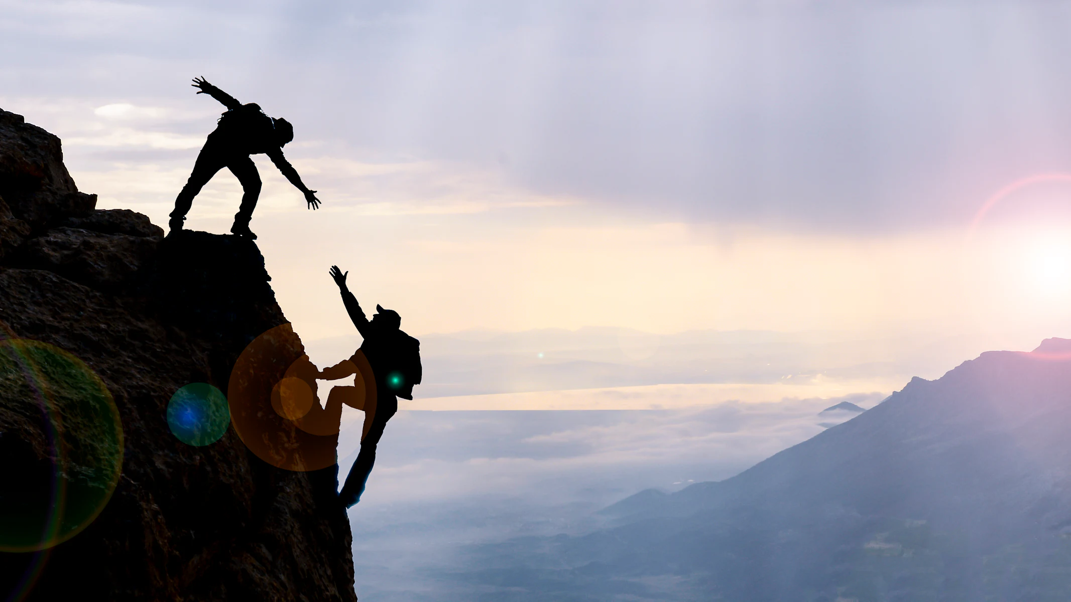 Mannen beklimmen rots