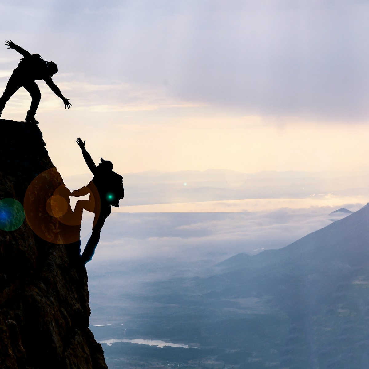 Mannen beklimmen rots