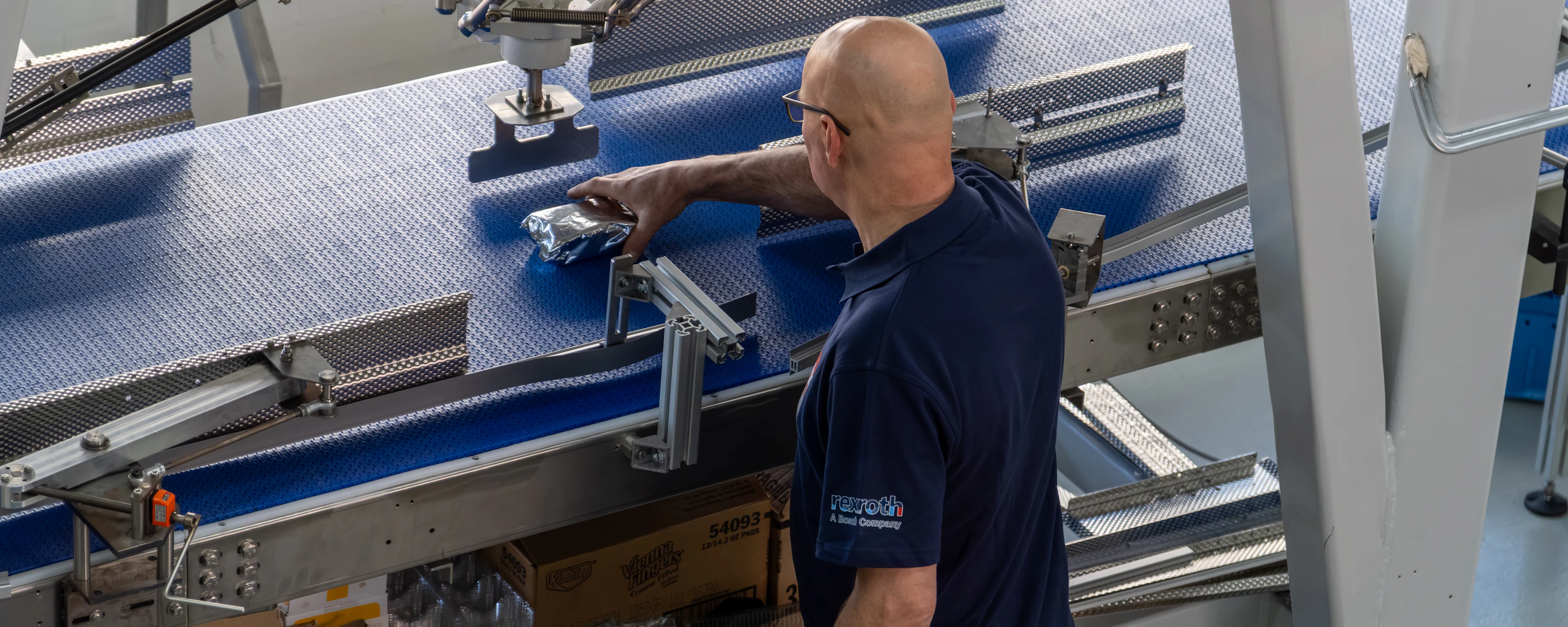 Medewerker Flex industries test aan lopende band