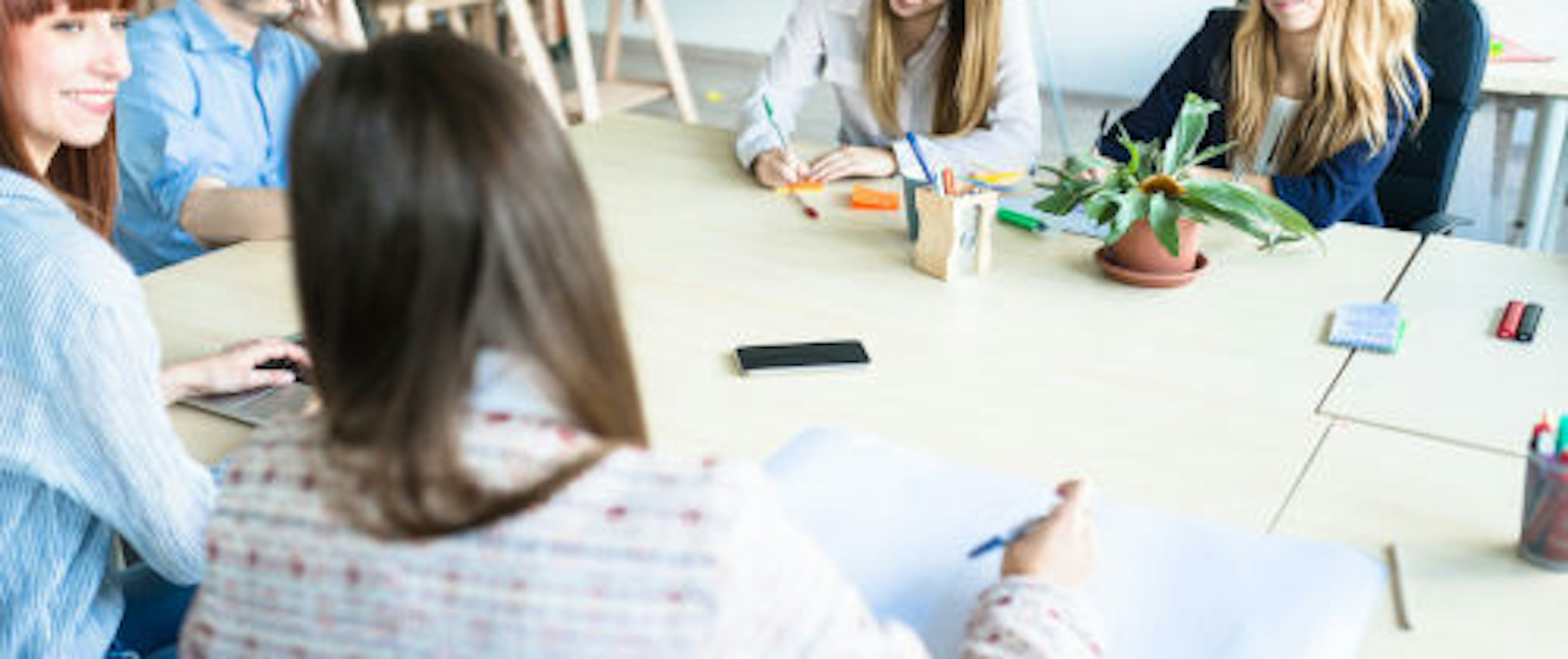 Medewerkers samen aan tafel