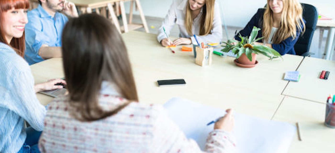 Medewerkers samen aan tafel