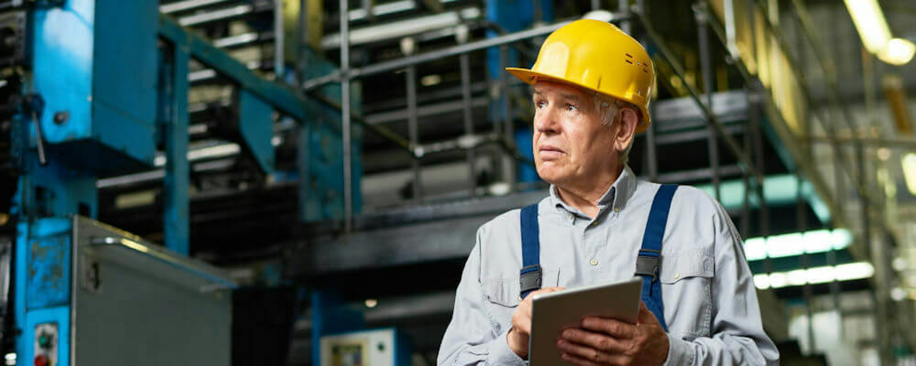 Oudere werknemer met helm - Duurzame inzetbaarheid personeel