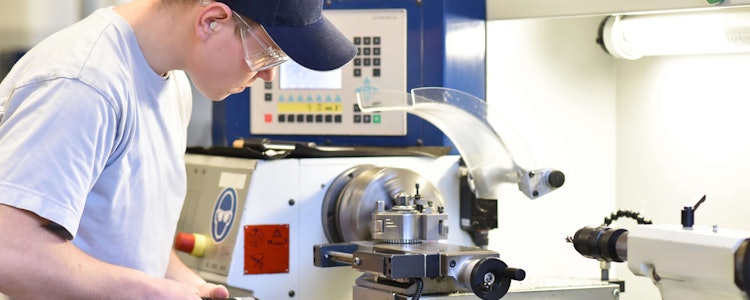 Placeholder for Leerling mbo werk aan machine in praktijkonderwijs