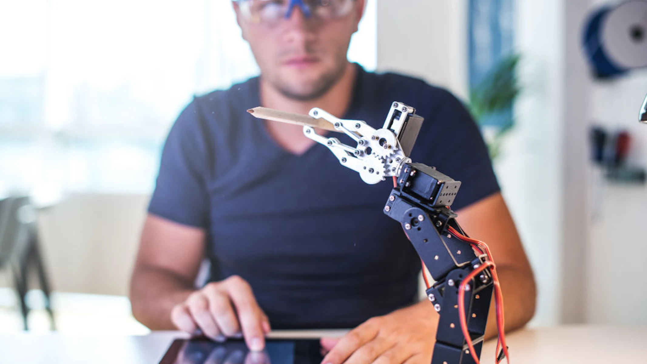 Robot prototype met medewerker