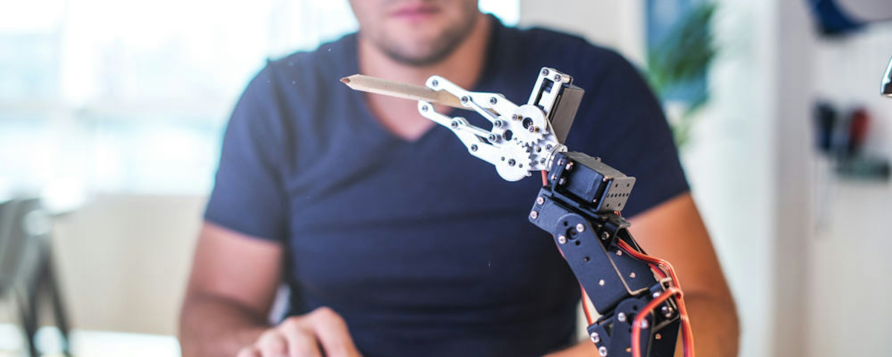 Robot prototype met medewerker