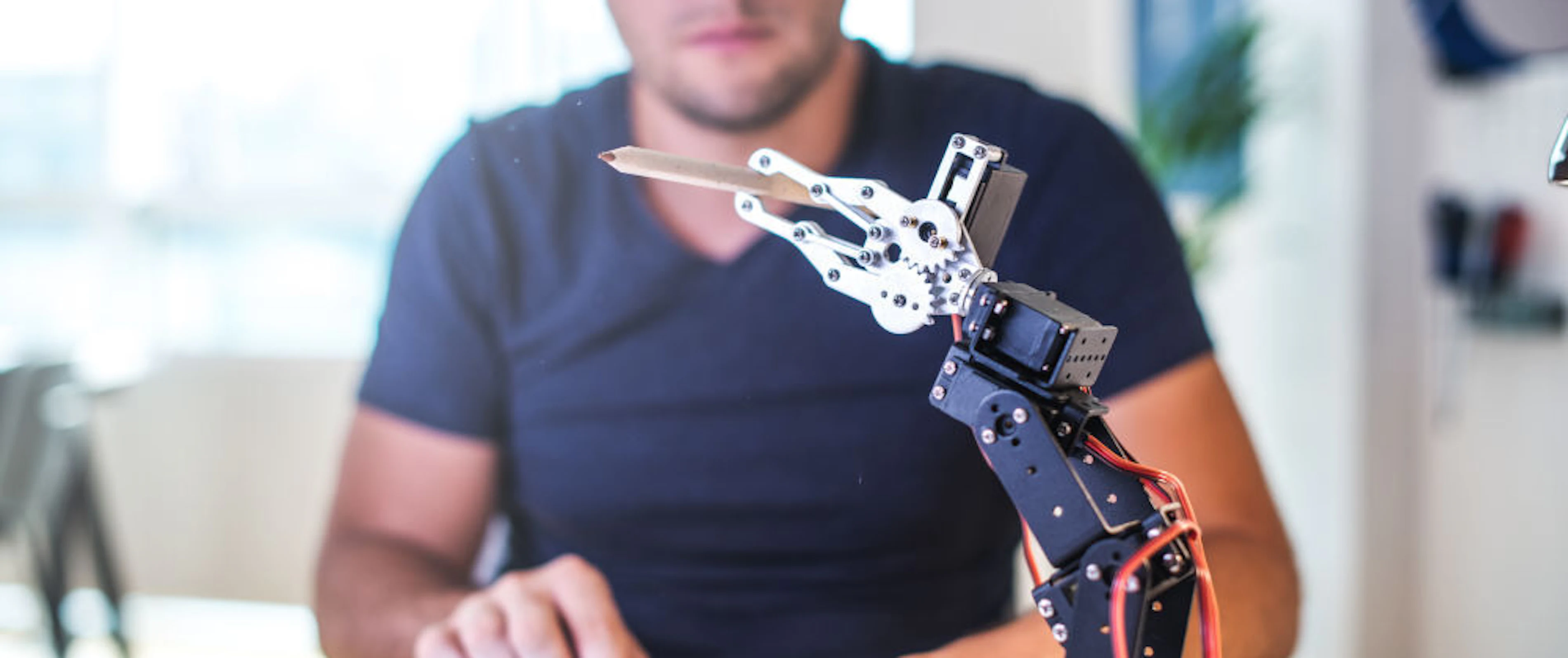 Robot prototype met medewerker