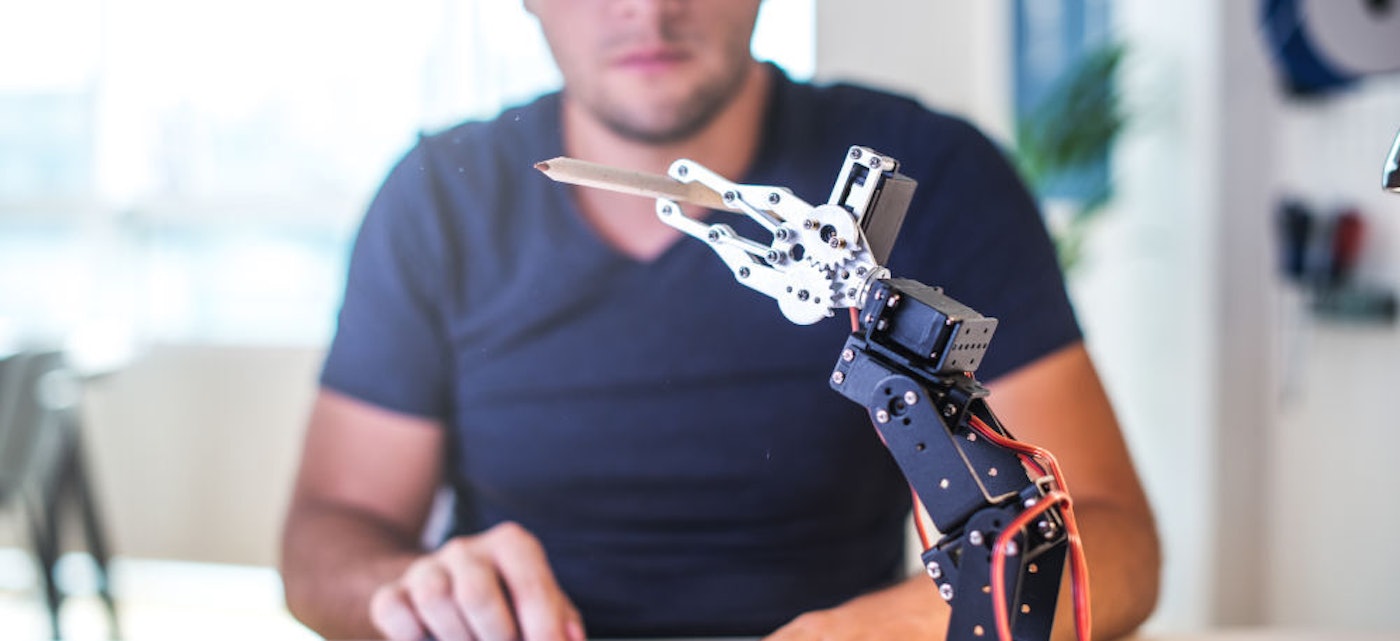 Robot prototype met medewerker