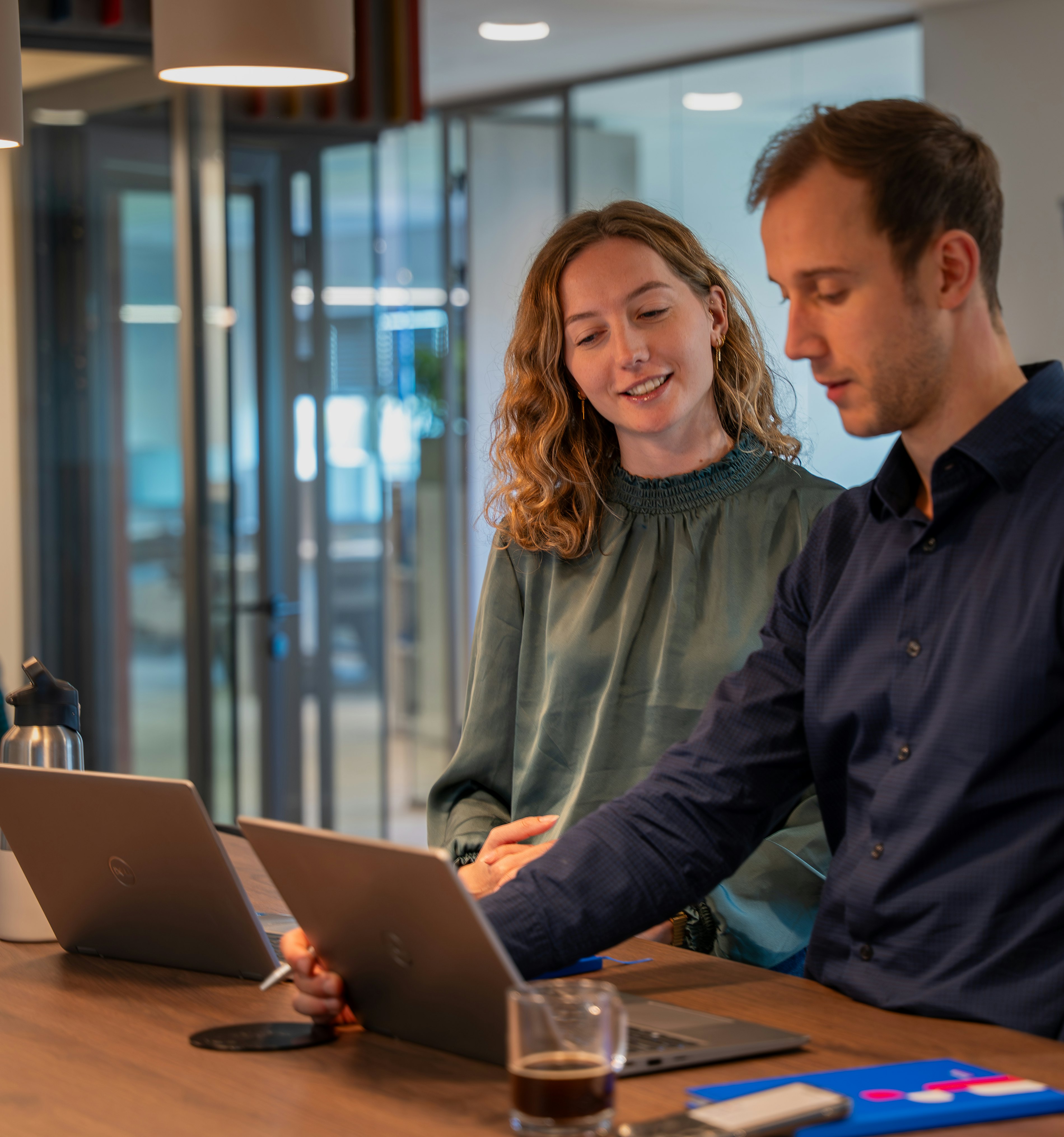 Amber thomas aan balie