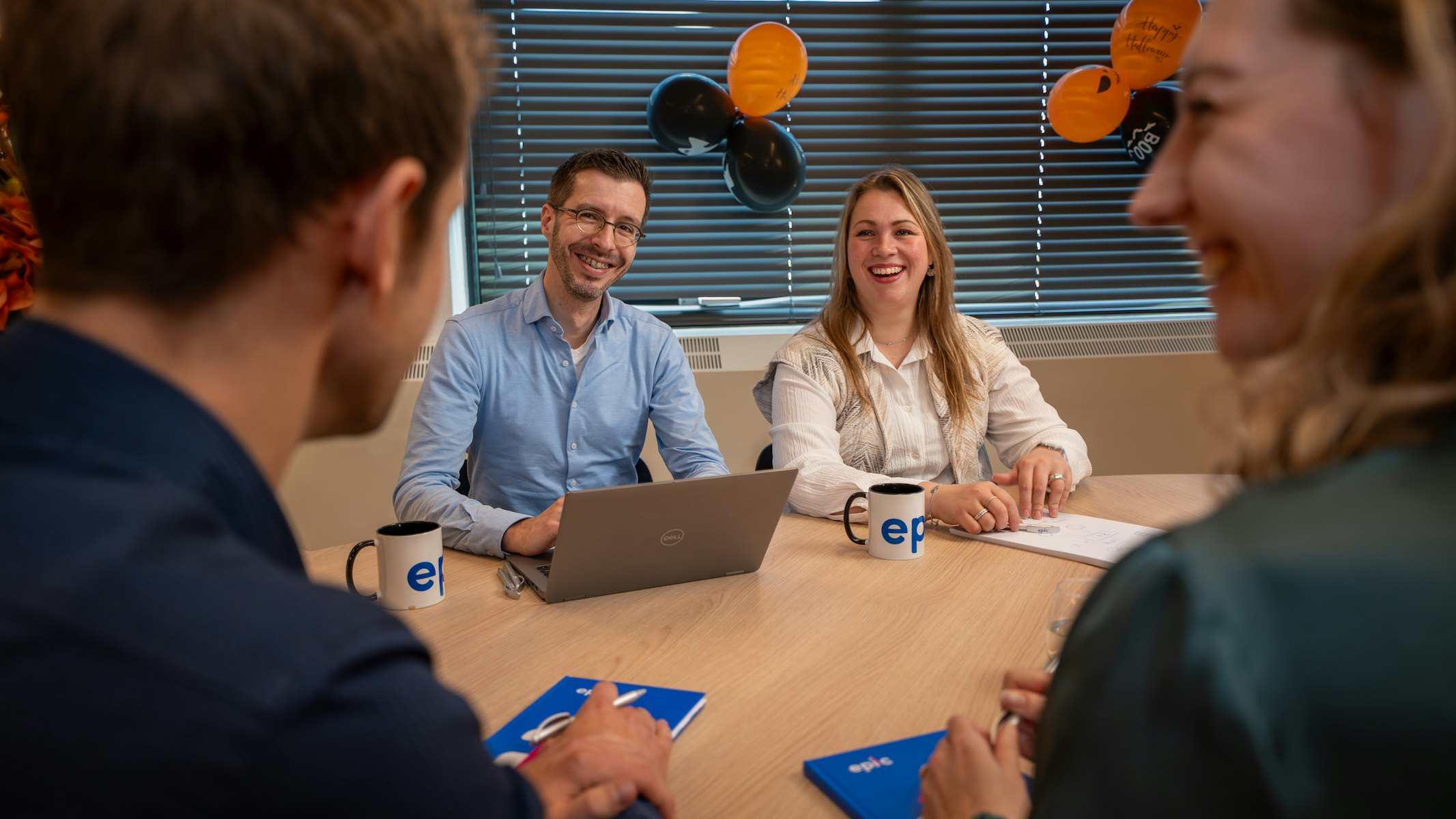 Thomas amber paul maarten aan tafel
