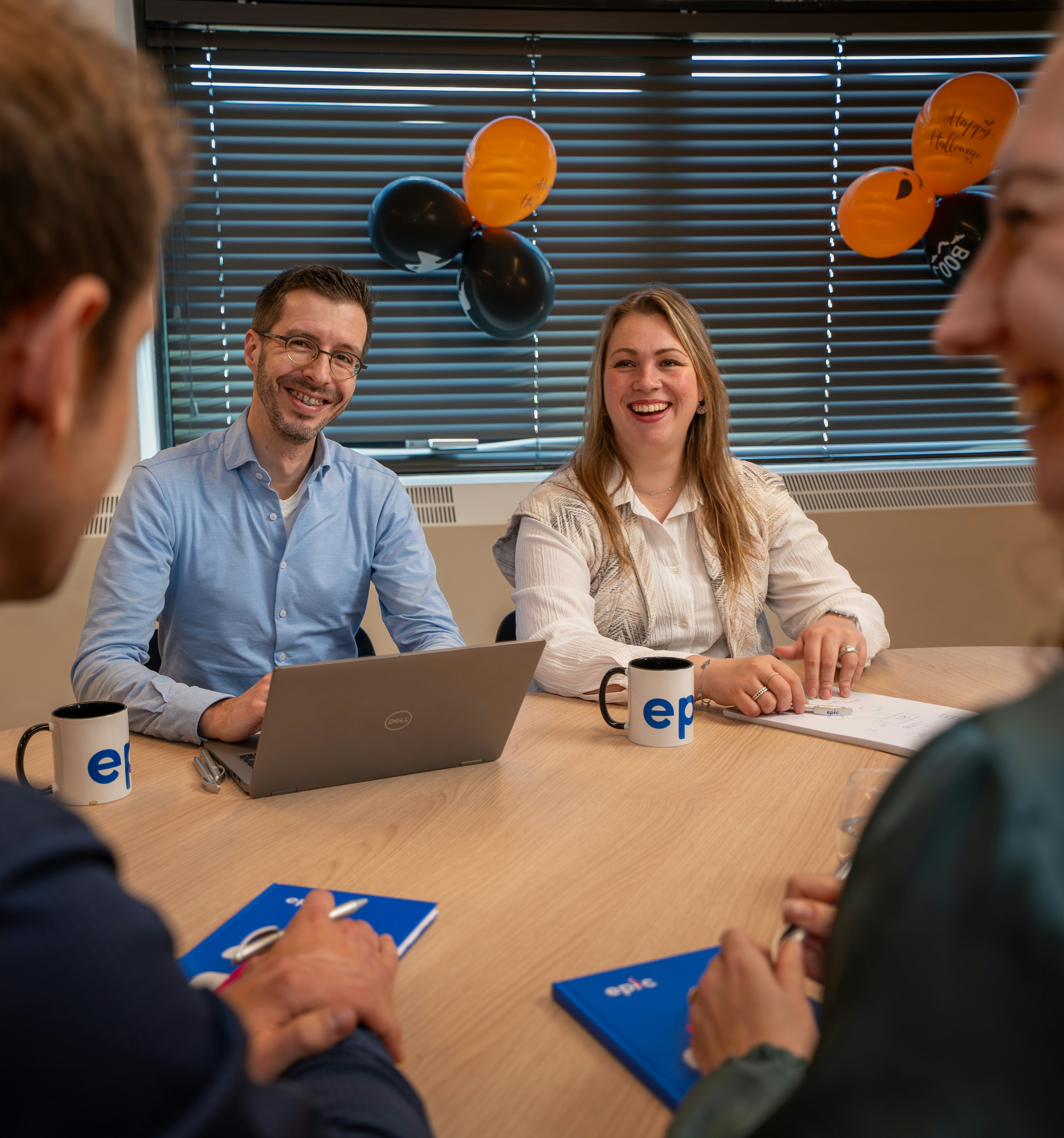 Thomas amber paul maarten aan tafel