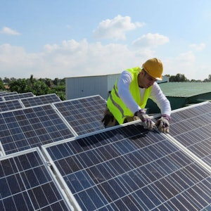 Placeholder for Man legt zonnepanelen