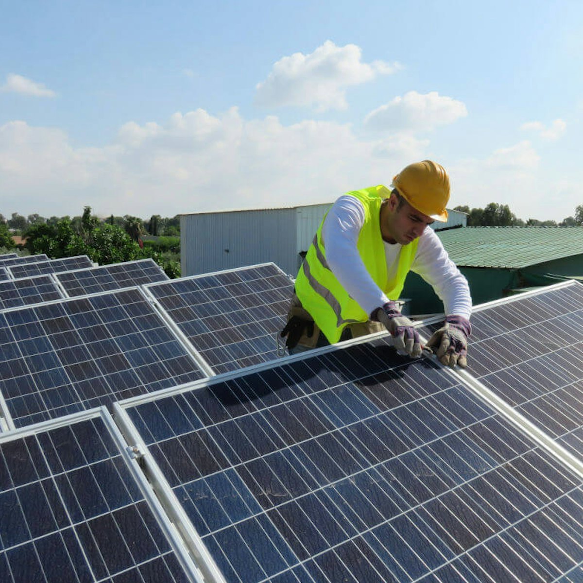 Man legt zonnepanelen