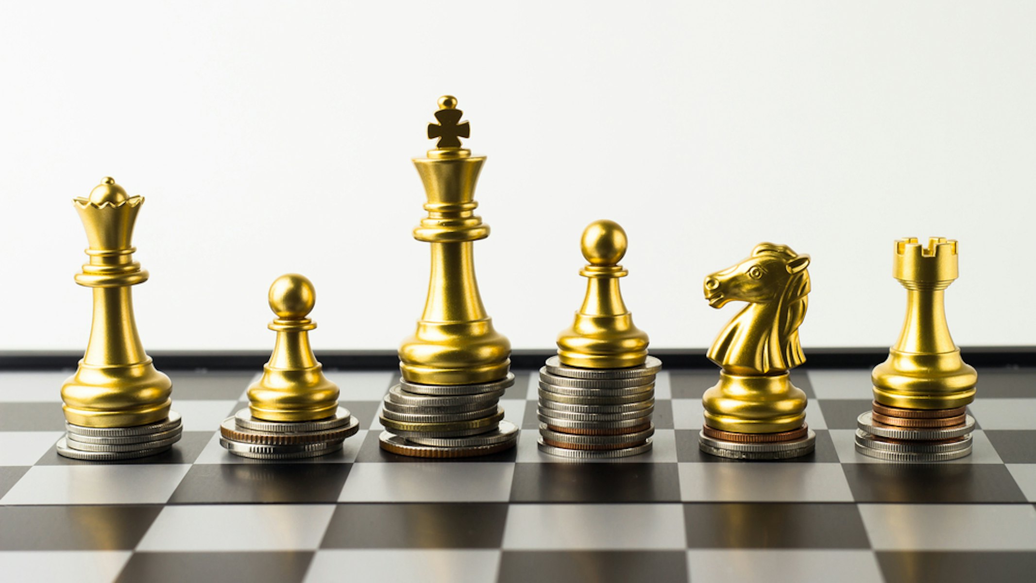 Schaakstukken op geld