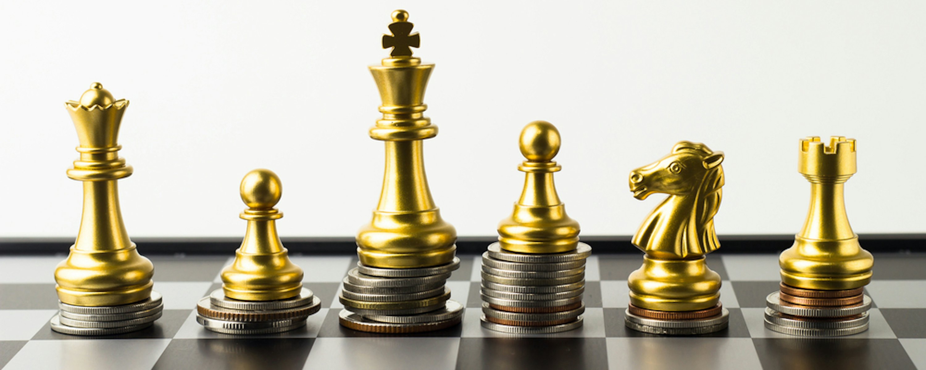 Schaakstukken op geld